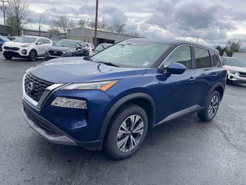 Used 2023 Nissan Rogue SV image 2