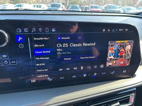 Used 2025 Chevrolet Traverse LT image 19