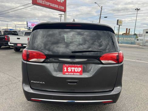 Used 2020 Chrysler Pacifica Touring-L FWD image 6