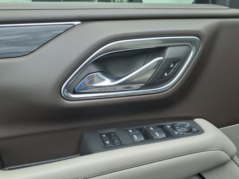 Used 2024 GMC Yukon SLT w/ SLT Premium Package RWD image 9