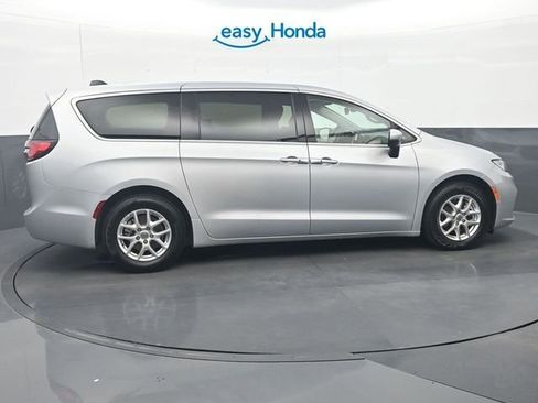 Used 2023 Chrysler Pacifica Touring-L FWD image 8