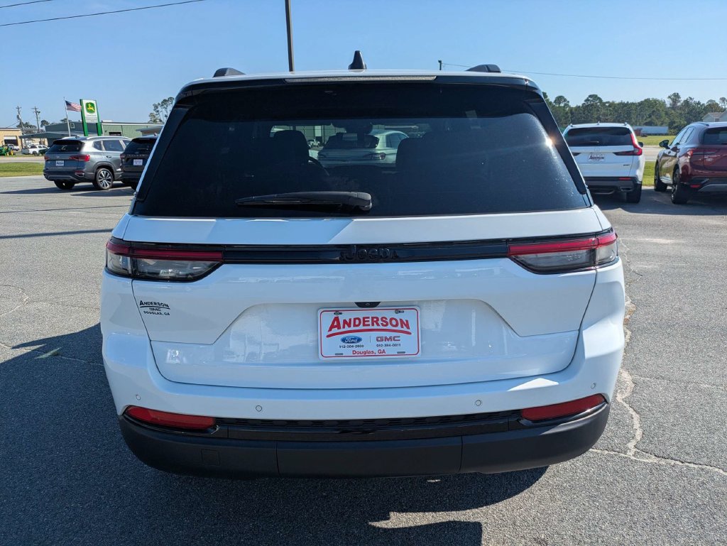 Used 2025 Jeep Grand Cherokee Altitude RWD image 5