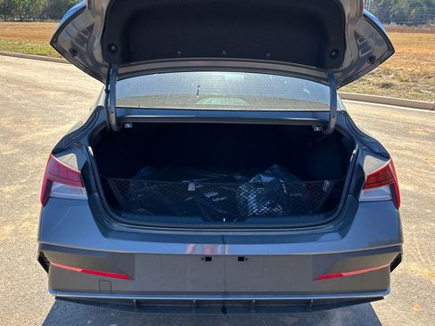 New 2025 Hyundai Elantra SEL image 18