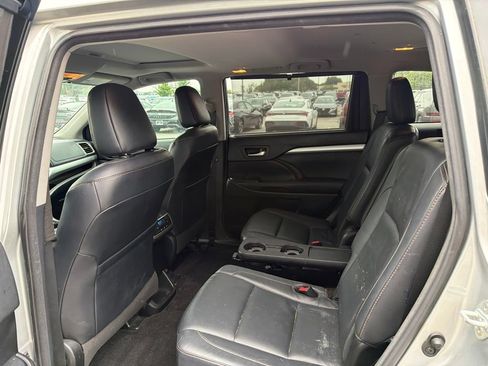 Used 2017 Toyota Highlander XLE FWD image 19