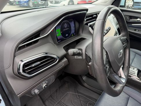Used 2023 Chevrolet Bolt EUV LT w/ Convenience Package FWD image 11