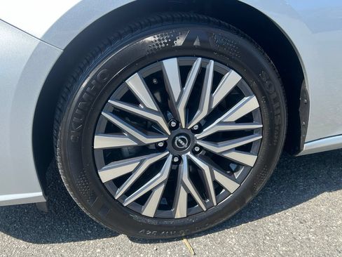 Used 2025 Nissan Altima 2.5 SV FWD image 9