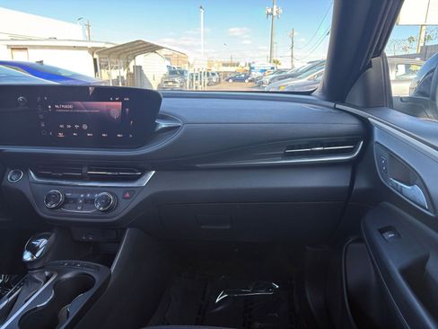 Used 2025 Buick Envista Preferred image 34