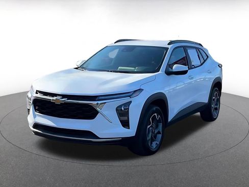 Used 2025 Chevrolet Trax LT w/ LT Convenience Package image 8