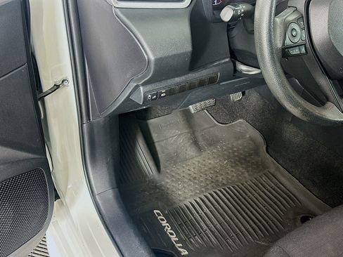 Used 2020 Toyota Corolla LE FWD image 16