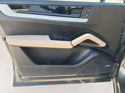 Used 2025 Porsche Cayenne Coupe image 22