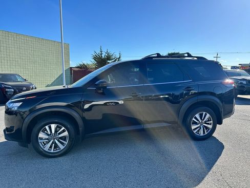 Used 2024 Nissan Pathfinder SV FWD image 4