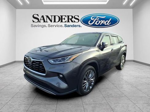 Used 2024 Toyota Highlander Platinum image 5