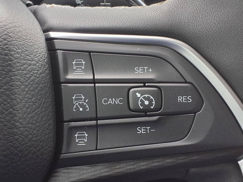 Used 2025 Jeep Grand Cherokee Altitude AWD/4WD image 14