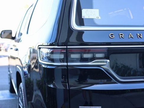 Used 2023 Jeep Grand Wagoneer Series III image 10