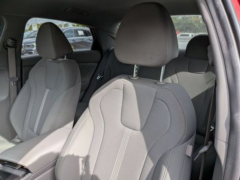 Used 2025 Hyundai Elantra SE w/ Cargo Package FWD image 15