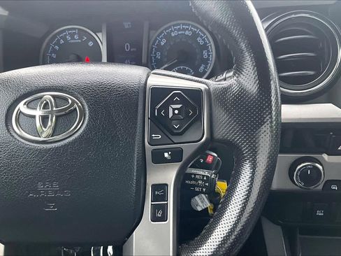 Used 2018 Toyota Tacoma SR5 AWD/4WD image 24