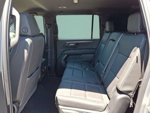 Used 2025 Chevrolet Suburban Z71 AWD/4WD image 7