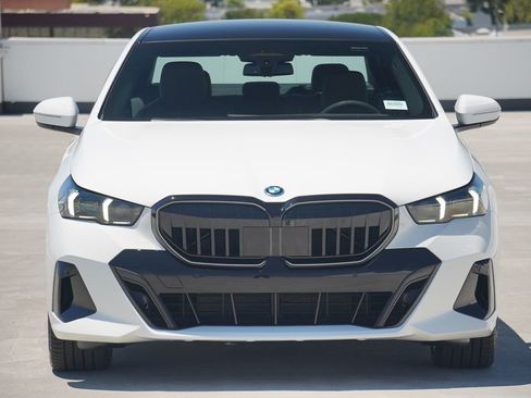 Used 2026 BMW 550e xDrive w/ Premium Package AWD/4WD image 2