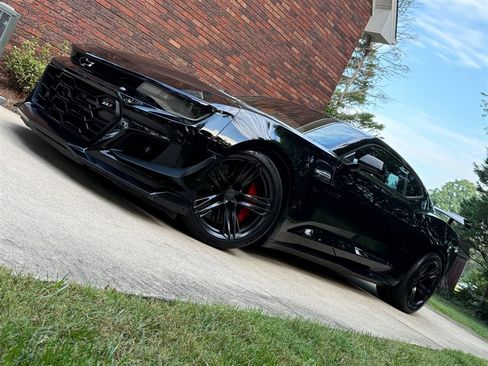 Used 2018 Chevrolet Camaro ZL1 RWD image 4