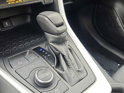 Used 2021 Toyota RAV4 XLE w/ Convenience Package AWD/4WD image 29