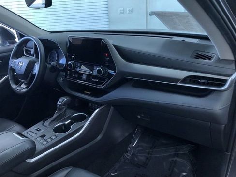 Certified 2024 Toyota Highlander XLE image 25