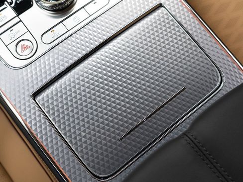 Used 2025 Bentley Flying Spur Plug-In Hybrid image 34