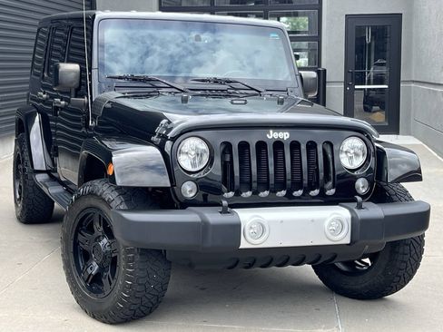 Used 2015 Jeep Wrangler Unlimited Sahara w/ Connectivity Group AWD/4WD image 5