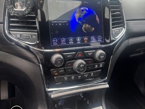 Used 2019 Jeep Grand Cherokee Altitude AWD/4WD image 10