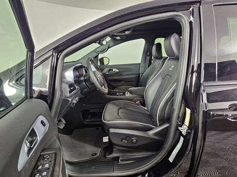 New 2026 Chrysler Pacifica Limited w/ S Appearance Package FWD image 18