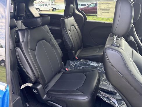 New 2027 Chrysler Pacifica Select AWD/4WD image 14
