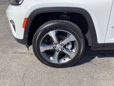 Used 2024 Jeep Grand Cherokee Limited image 9