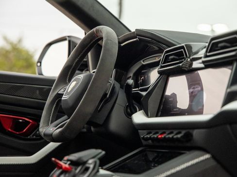 Used 2025 Lamborghini Urus SE image 48