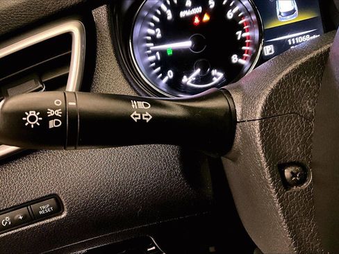 Used 2014 Nissan Rogue S image 31