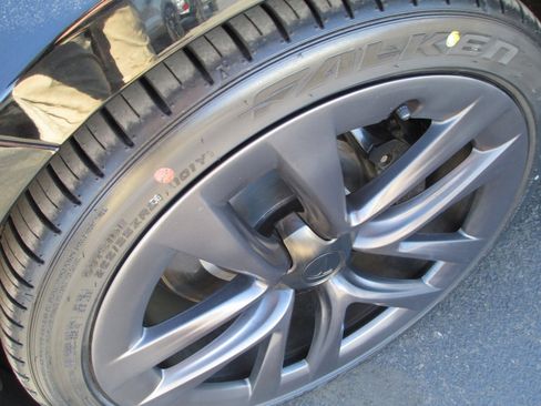 Used 2021 Tesla Model S Plaid image 10