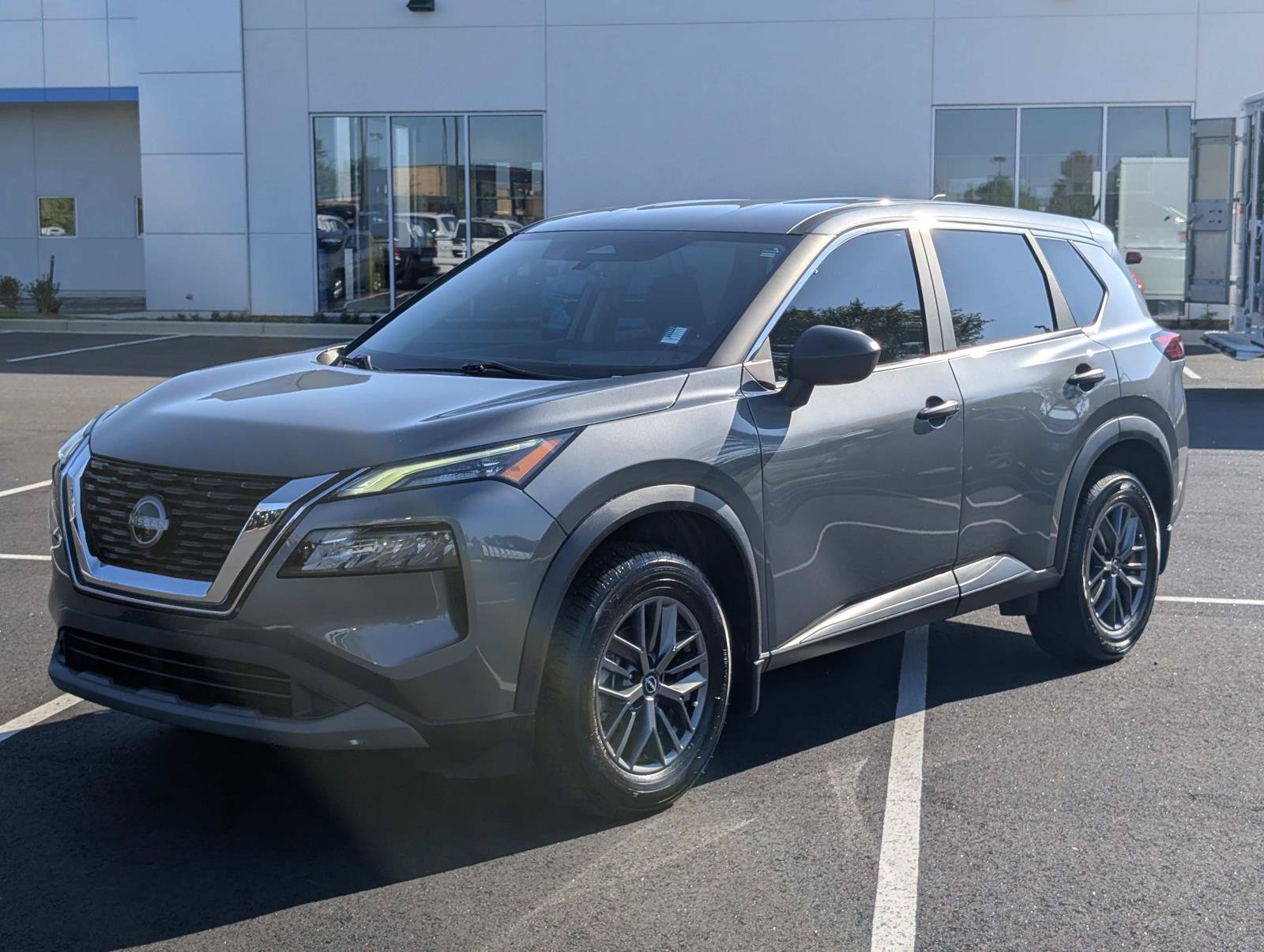 Used 2023 Nissan Rogue S FWD image 2
