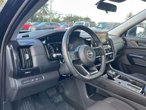 Used 2025 Nissan Pathfinder SV image 10