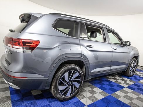 Used 2025 Volkswagen Atlas SE image 2