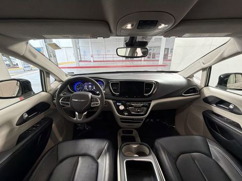 Used 2024 Chrysler Pacifica Touring-L image 22