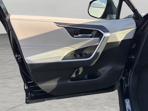 Used 2021 Toyota RAV4 XLE w/ Convenience Package image 24