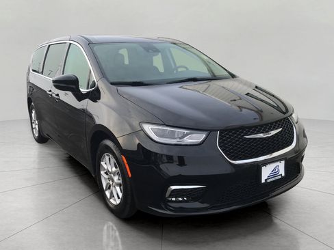 Used 2024 Chrysler Pacifica Touring-L image 1
