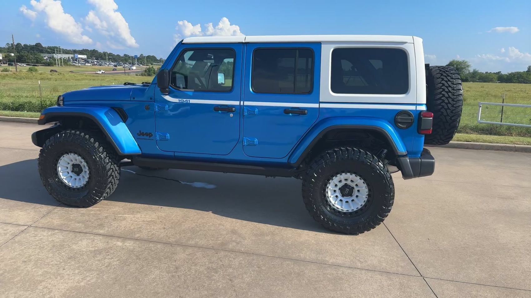 New 2026 Jeep Wrangler Unlimited Sahara w/ Whitecap Package AWD/4WD image 7