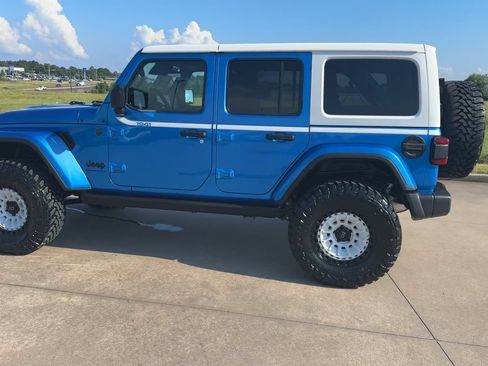 New 2026 Jeep Wrangler Unlimited Sahara w/ Whitecap Package AWD/4WD image 7