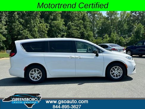 Used 2024 Chrysler Pacifica Touring-L FWD image 8