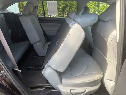 Used 2021 Toyota Highlander XLE AWD/4WD image 24