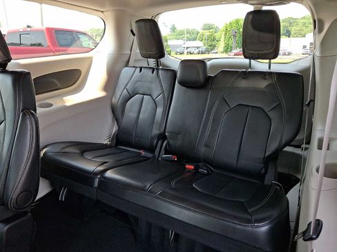 Certified 2024 Chrysler Pacifica Touring-L FWD image 10