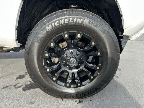 Used 2017 Toyota Tacoma TRD Sport image 30