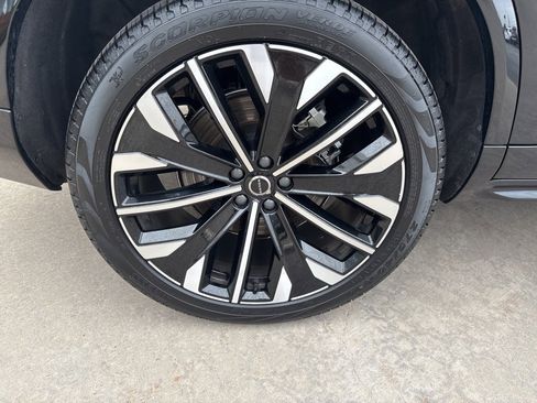 Certified 2025 Volvo XC90 B6 Plus image 15