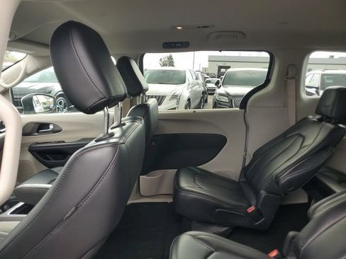 Used 2023 Chrysler Pacifica Touring-L FWD image 9