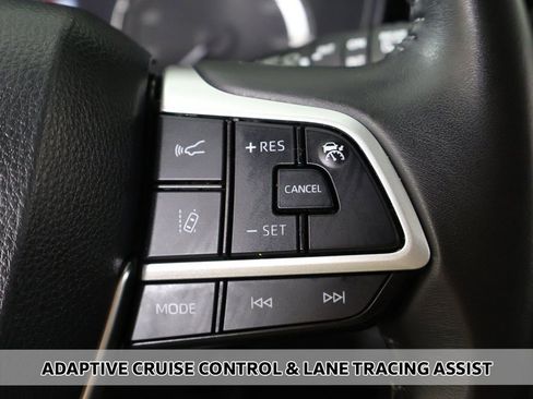 Used 2024 Toyota Highlander LE AWD/4WD image 3