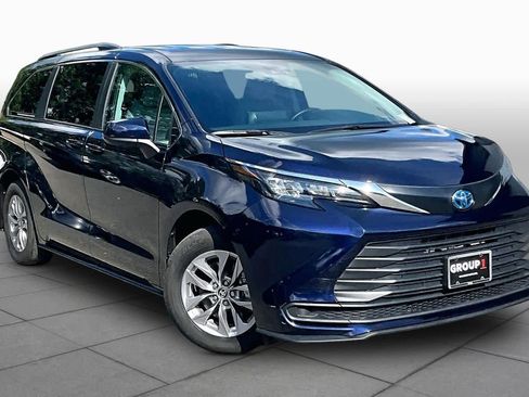 Certified 2024 Toyota Sienna LE AWD/4WD image 3